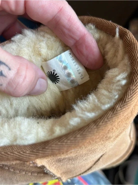 Like new UGGS Classic Shearling-Lined Suede Ankle Boots — Chestnut - Picture 5 of 6